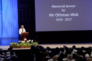 SANJUNG SUMBANGAN ALLAHYARHAM OTHMAN WOK: Perdana Menteri Lee Hsien Loong semasa menyampaikan ucapan di upacara memperingati pemergian Allahyarham Othman Wok di Dewan Konsert Victoria. Allahyarham meninggal dunia pada 17 April lalu.