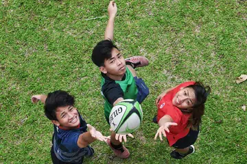 SAMA MINAT: Siti Rasyidah Mohd Shariff, 25 tahun, Ahmad Rasyid Mohd Shariff, 22 tahun, dan Ahmad Rasyidee Mohd Shariff, 18 tahun, adalah adik-beradik yang berminat jadi pemain ragbi. - Foto KHALID BABA