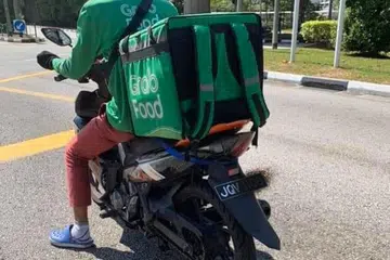 Lebih banyak motosikal berdaftar dari Malaysia didakwa kelihatan membuat penghantaran makanan di Singapura.