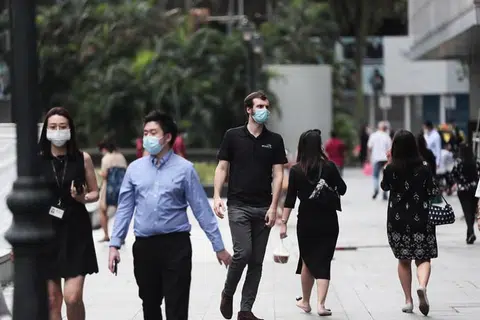 PENGUBAHSUAIAN DASAR TENAGA KERJA ASING: Ini adalah kali kedua kenaikan gaji kelayakan minimum bagi pemegang pas pekerjaan (EP) dibuat dalam suasana meruncing bertambahnya pembuangan kerja. - Foto BH oleh KELVIN CHNG