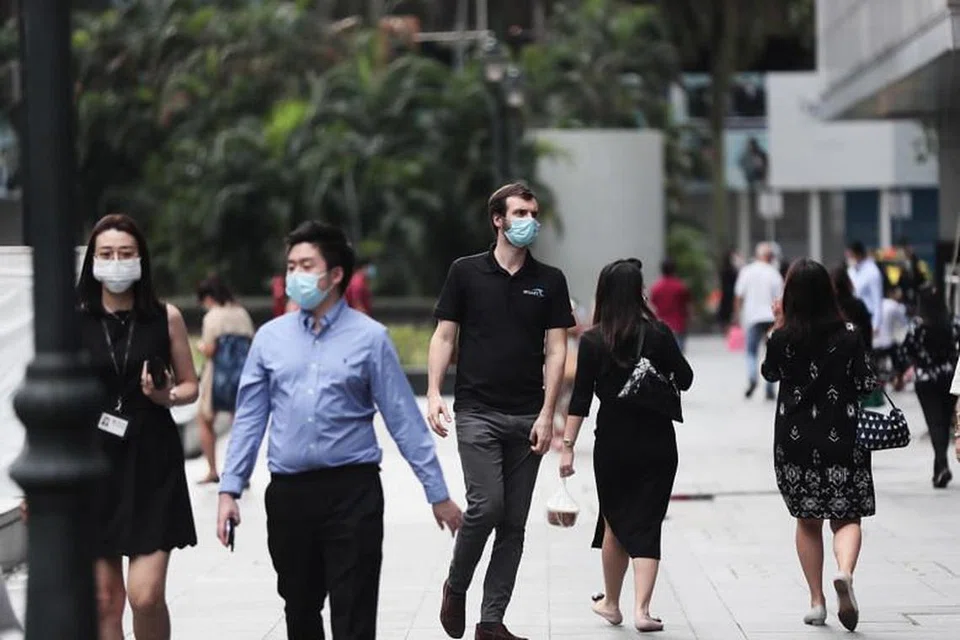 PENGUBAHSUAIAN DASAR TENAGA KERJA ASING: Ini adalah kali kedua kenaikan gaji kelayakan minimum bagi pemegang pas pekerjaan (EP) dibuat dalam suasana meruncing bertambahnya pembuangan kerja. - Foto BH oleh KELVIN CHNG
