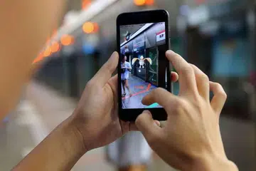 Siasatan awal mendedahkan pejalan kaki itu bermain Pokemon GO sambil melintas jalan di pintu masuk tempat letak kereta Plaza Singapura pada Ahad (14 Ogos). Apabila pemandu kereta tersebut membunyikan hon keretanya terhadapnya, pertengkaran tercetus dan mereka kemudian bertumbuk.