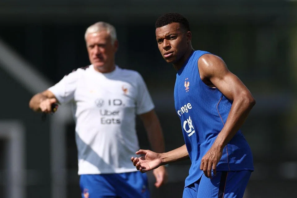 Jurulatih Perancis, Didier Deschamps (kiri), dan bintang penyerang pasukan, Kylian Mbappe (kanan), dalam sesi latihan di Universiti Bentley di Amerika Syarikat dalam persiapan menghadapi Piala Dunia 2026 ini.