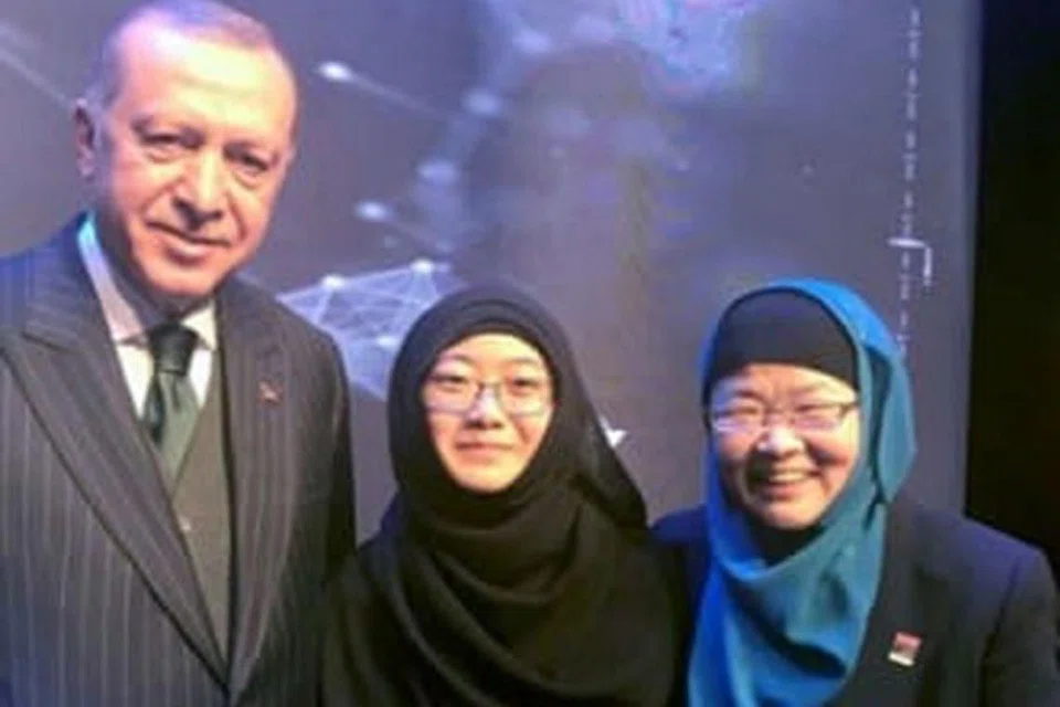 ANUGERAH UNGGUL: Profesor Ying (kanan) bergambar bersama anaknya dan Presiden Turkey Recep Tayyip Erdogan setelah menerima anugerah tersebut. - Foto A*STAR