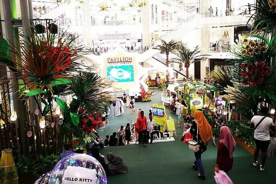 MENYAMBUT RAYA DENGAN SEMANGAT MALAYSIA BARU: Pusat beli-belah Pavilion Mall di Kuala Lumpur yang dihias indah, sesak dengan pengunjung yang membeli-belah atau sekadar mencuci mata. - Foto BM oleh SAINI SALLEH