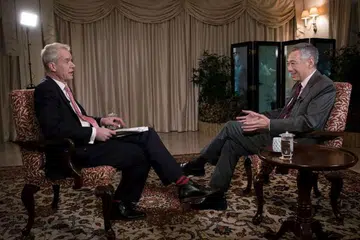 Penyampai program Hardtalk BBC, Encik Stephen Sackur, dan PM Lee Hsien Loong. 