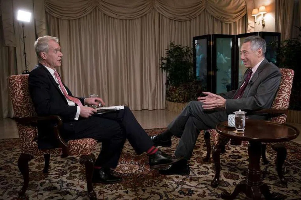 Penyampai program Hardtalk BBC, Encik Stephen Sackur, dan PM Lee Hsien Loong. 