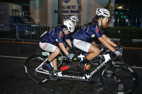 BERBASIKAL BERGANDINGAN: Atlit berbasikal para Emily Lee (kiri) dan Sarah Tan berlumba semasa Piala Lumba Basikal Para Antarabangsa Singapura (SIPC) Ahad lalu. - Foto BH oleh KEVIN LIM