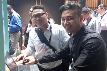 TERUS BERUSAHA: (Dari kanan) Encik Muhd Farhan Nassir Khan dan Encik Muhammad Ridhwan Jalil tidak putus asa mencari pekerjaan sepenuh masa yang baru dengan menyertai pameran kerjaya anjuran Tenaga Kerja Singapura (WSG), Penguasa Penerbangan Awam Singapura (CAAS), Kelompok Aerospace dan Penerbangan Gerakan Buruh dan e2i, semalam. - Foto ATIYYAH MOHAMED SAID