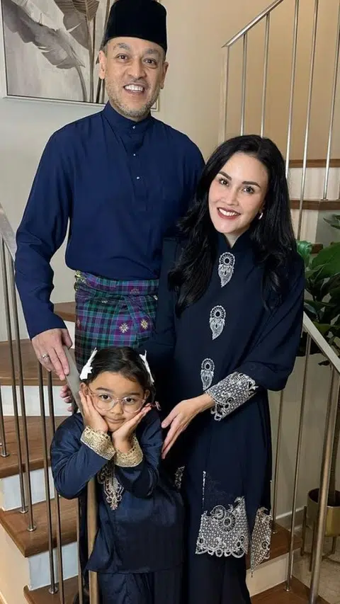 Pelakon dan pengacara Malaysia, Che Puan Sarimah Ibrahim (kanan), membuktikan usia dan peranan sebagai ibu bukan penghalang untuk bergiat aktif semula dalam bidang lakonan. Bersamanya ialah suaminya, Tunku Nadzimuddin dan anaknya, Tunku Sofia Najihah. 