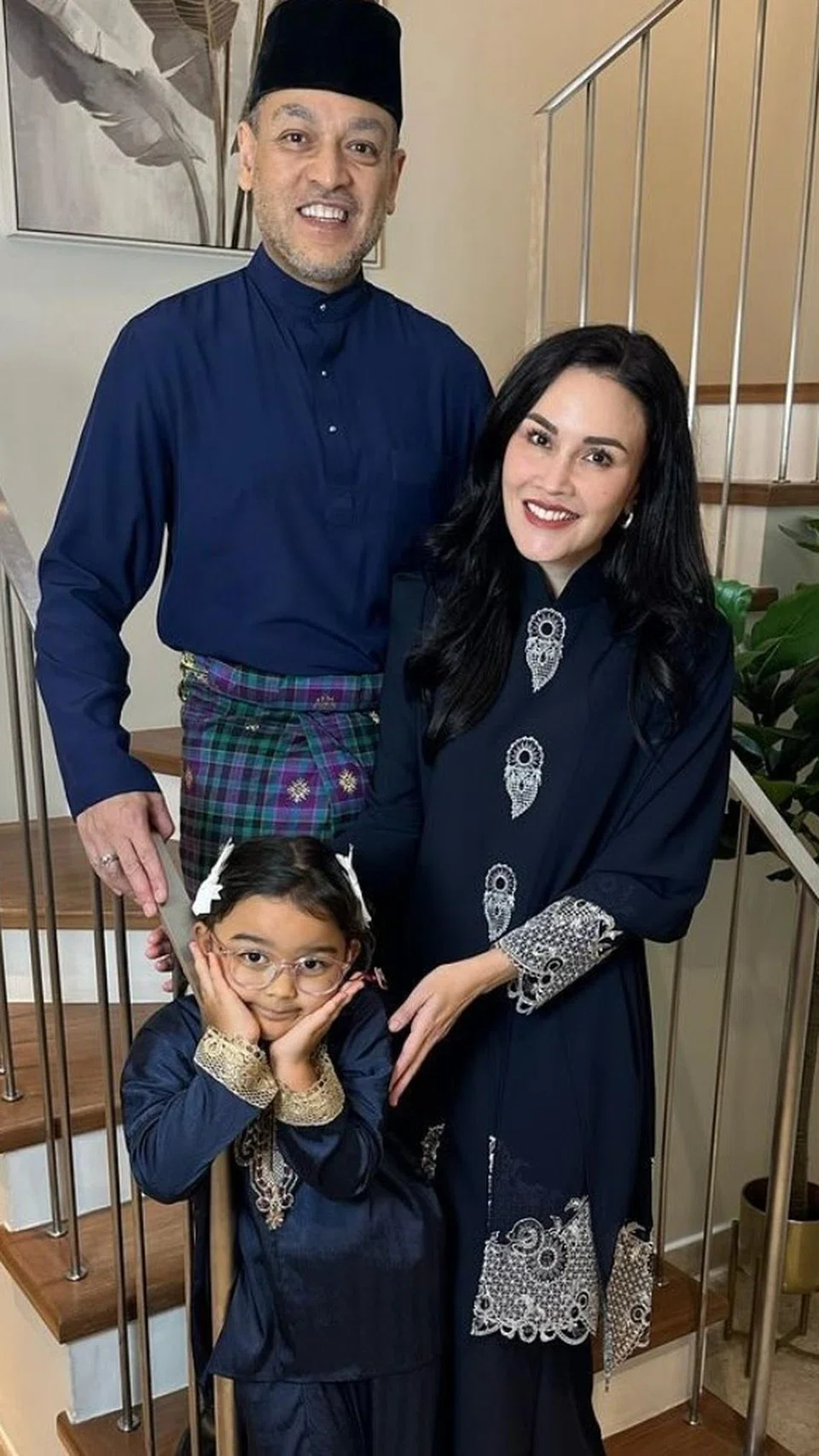 Pelakon dan pengacara Malaysia, Che Puan Sarimah Ibrahim (kanan), membuktikan usia dan peranan sebagai ibu bukan penghalang untuk bergiat aktif semula dalam bidang lakonan. Bersamanya ialah suaminya, Tunku Nadzimuddin dan anaknya, Tunku Sofia Najihah. 