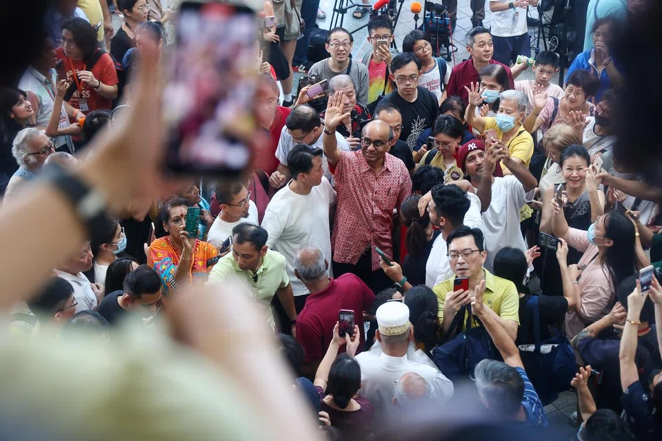 LAMBAIAN BAKAL PRESIDEN: Encik Tharman Shanmugaratnam melambai tangan serta mengucapkan terima kasih kepada penyokongnya menyusuli kemenangannya dalam Pilihan Raya Presiden baru-baru ini. 