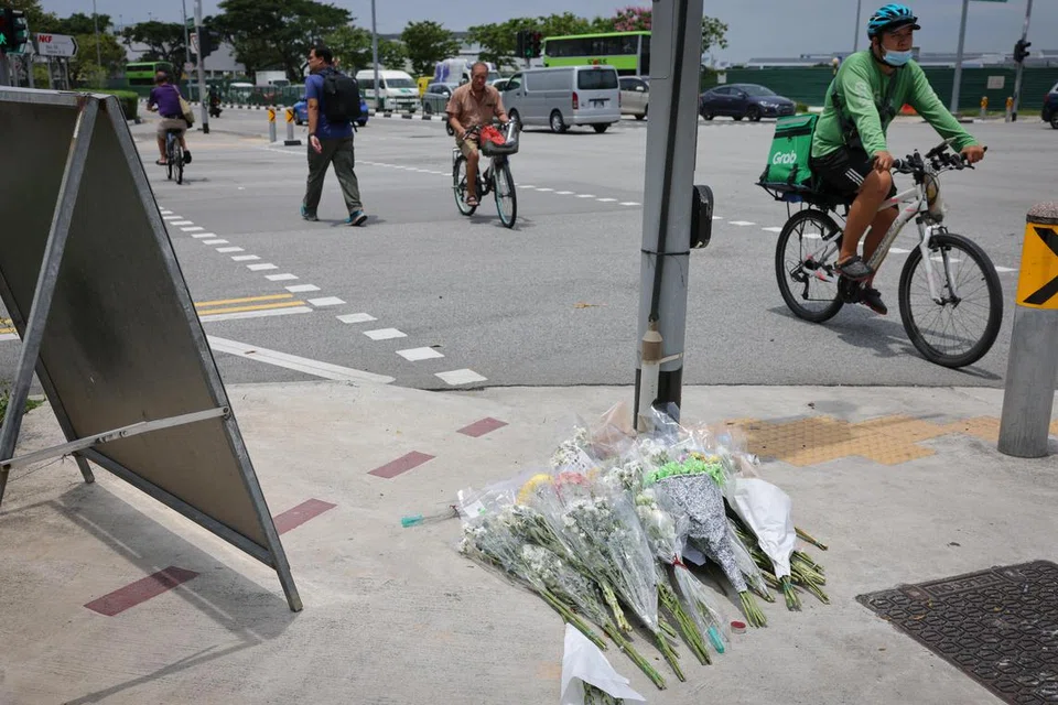 Orang awam meletakkan bunga di persimpangan Tampines sebagai penghormatan dan salam takziah kepada dua orang yang terbunuh dalam kemalangan jalan raya baru-baru yang berlaku pada 22 April. 