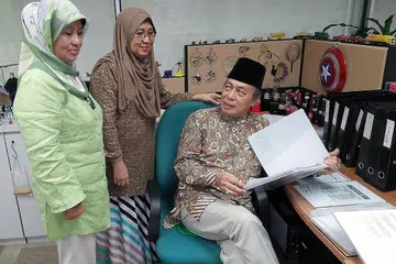 TINGKATKAN SUMBANGAN PERSATUAN ALUMNI KEPADA MASYARAKAT DAN ANGGOTA: Haji Mohd Khamin mengongsi wawasan untuk tubuhkan koperatif bersama bendahari PSNU, Cik Nik Naeimah Nik Hussain (kiri), dan naib bendahari, Cik Sa'deah Jantan (tengah). - Foto SAINI SALLEH