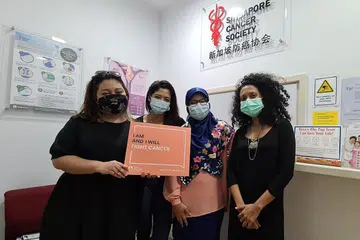 MISI SOSIAL: Teater Ekamatra, yang diwakili (dari kiri) Cik Nurul Shaza Ishak, Cik Munah Bagharib dan Cik Ruby Jayaseelan (kanan) menghasilkan video sembang bersama Dr Rauzanah Afandi (dua dari kanan) yang antara lain mengupas salah tanggapan tentang ujian pengesanan barah. - Foto PERSATUAN BARAH SINGAPURA