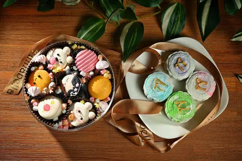 COMEL DAN ENAK: Annabella Patisserie Macarons menampilkan Macarons khas yang bertemakan Perayaan Kuih Bulan. Pelbagai pilihan kuih bulan salji yang lembut dengan intinya yang rangup, antaranya ialah yang berperisa ‘Matcha’, ‘Goma’, ‘Gianduja’ dan ‘Ispahan’. 