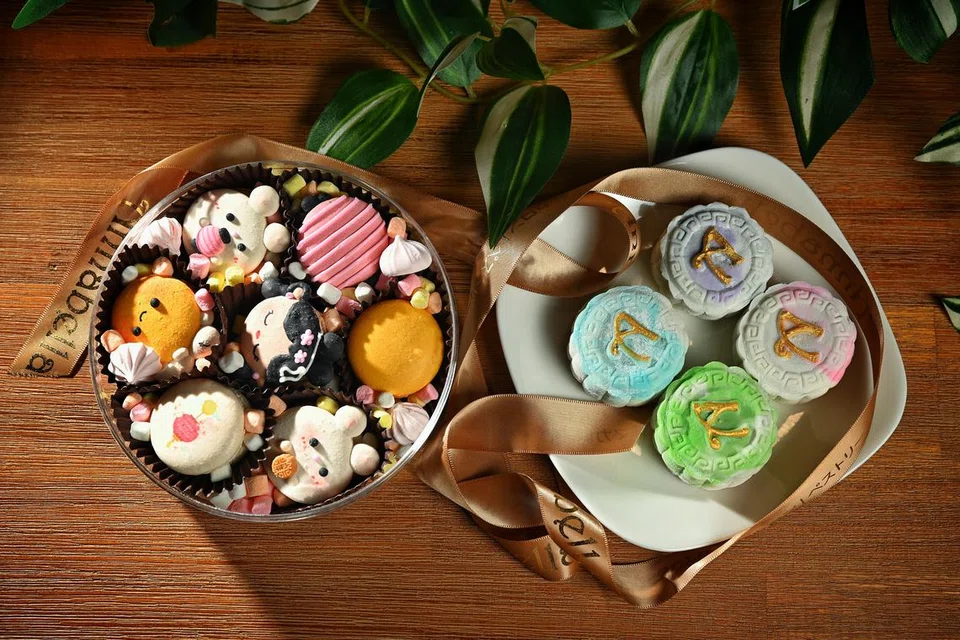 COMEL DAN ENAK: Annabella Patisserie Macarons menampilkan Macarons khas yang bertemakan Perayaan Kuih Bulan. Pelbagai pilihan kuih bulan salji yang lembut dengan intinya yang rangup, antaranya ialah yang berperisa ‘Matcha’, ‘Goma’, ‘Gianduja’ dan ‘Ispahan’. 