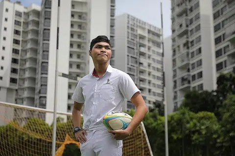 BERDIRI TEGUH: Meskipun Gaizqa Niyaz Yusreite menghadapi pelbagai cabaran di rumah, ia bukan hambatan baginya mencapai kejayaan dengan menjadi kapten skuad ragbi sekolah dan menerima pelbagai anugerah serta mendapatkan tempat melanjutkan pelajaran dalam jurusan Kejuruteraan Tenaga dan Kawalan tidak lama nanti. - Foto BH oleh ONG WEE JIN