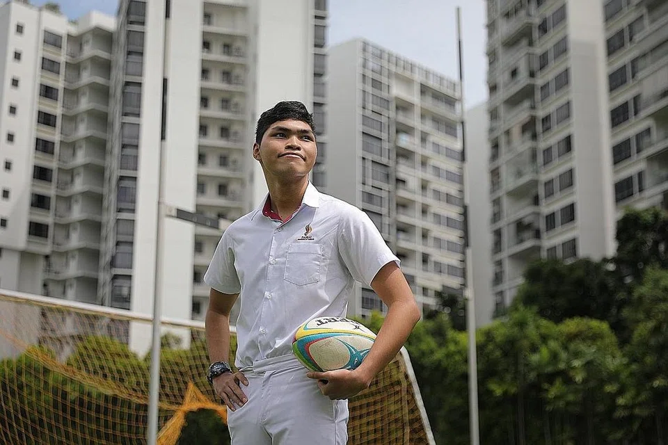 BERDIRI TEGUH: Meskipun Gaizqa Niyaz Yusreite menghadapi pelbagai cabaran di rumah, ia bukan hambatan baginya mencapai kejayaan dengan menjadi kapten skuad ragbi sekolah dan menerima pelbagai anugerah serta mendapatkan tempat melanjutkan pelajaran dalam jurusan Kejuruteraan Tenaga dan Kawalan tidak lama nanti. - Foto BH oleh ONG WEE JIN