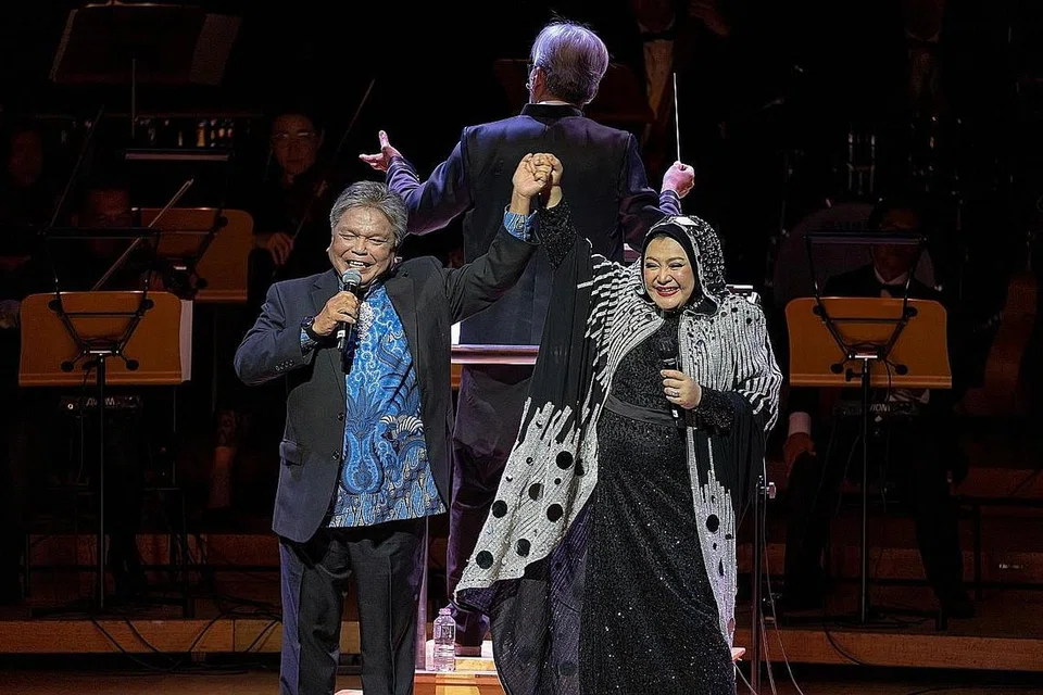 SUSURI JALAN KENANGAN: Emilia Contessa (kanan) mengembalikan ingatan penonton konsert Simfoni Keroncong Nusantara pada lagu malar segar yang pernah didendangkan bersama Broery Marantika, Setangkai Anggerek. Gandingannya kini adalah Eddy Ali. - Foto ALOYSIUS LIM