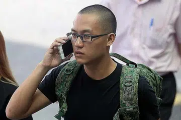 Bryon Loke Thong Ler, 19 tahun, mengejar Amos, 17 tahun, dan mengunci blogger itu dengan memegang tangannya dan menyekat jalannya dengan tubuhnya.