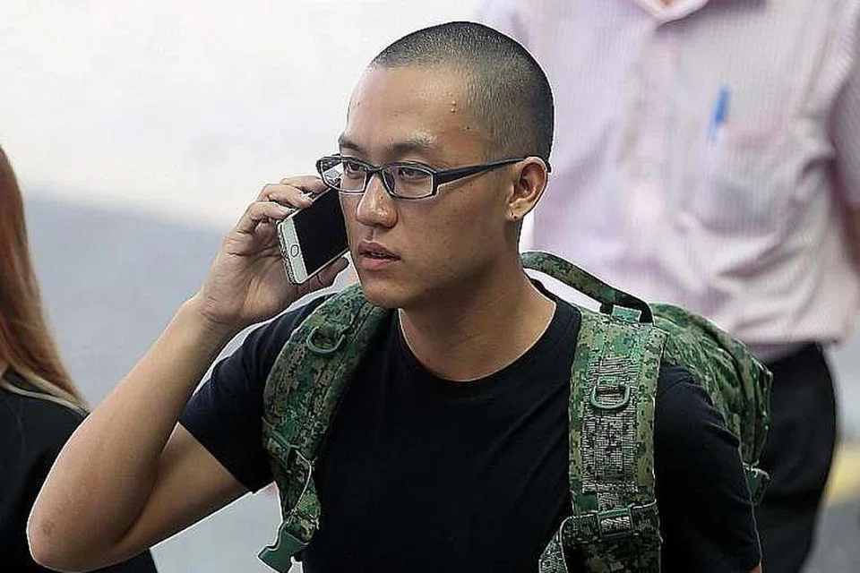 Bryon Loke Thong Ler, 19 tahun, mengejar Amos, 17 tahun, dan mengunci blogger itu dengan memegang tangannya dan menyekat jalannya dengan tubuhnya.