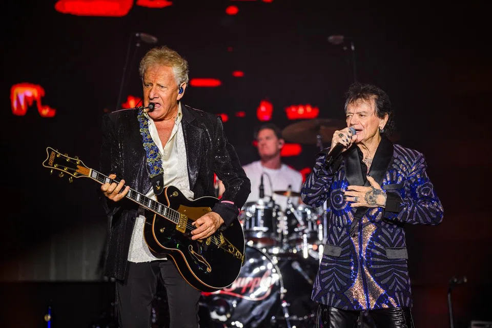 Graham Russell (kiri), 74 tahun, dan Russell Hitchcock, 75 tahun, daripada Air Supply adalah lambang persahabatan dalam seni kerana kededuanya mengakui tidak pernah bertengkar sepanjang 50 tahun berkenalan dan bekerjasama.