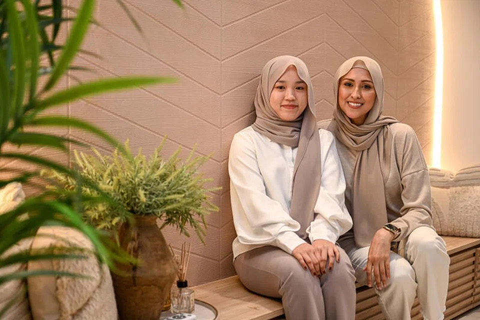 Selebriti, Nurul Aini, 42 tahun (kanan), bersama pembantu kesayangannya, Dewi Yunita, 30 tahun, yang sudah dianggap sebagai keluarga sendiri.