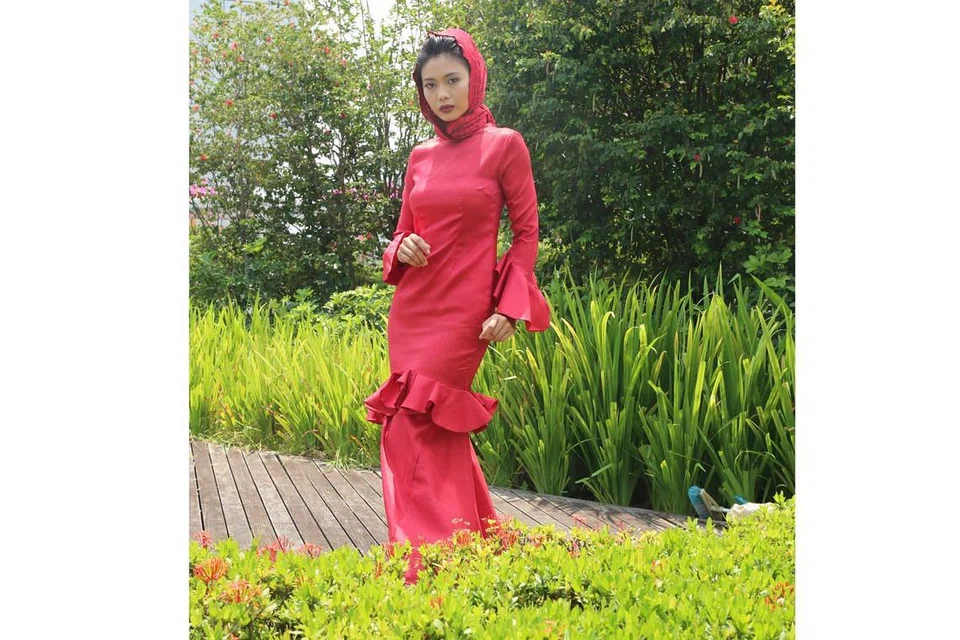 NOSTALGIA ERA SALOMA: Baju moden dengan potongan ala tahun 1960-an yang digayakan model Nadiah Sapuan ini dihasilkan Feayn sebagai usaha menggabungkan fesyen lama dengan sentuhan kemodenan. - Foto-foto BM oleh PUTRI MARDHIYAH YAZID