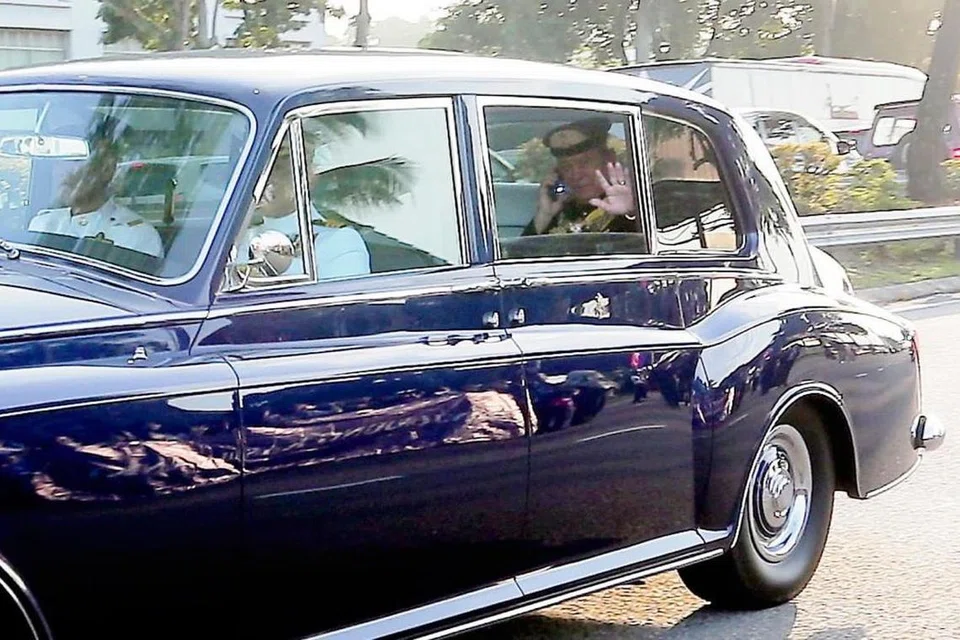 Sultan Johor, Sultan Ibrahim Iskandar, memberikan lambaian kasih buat rakyat Johor sebaik meninggalkan Istana Bukit Serene, Johor Bahru, untuk ke Istana Negara, Kuala Lumpur. 