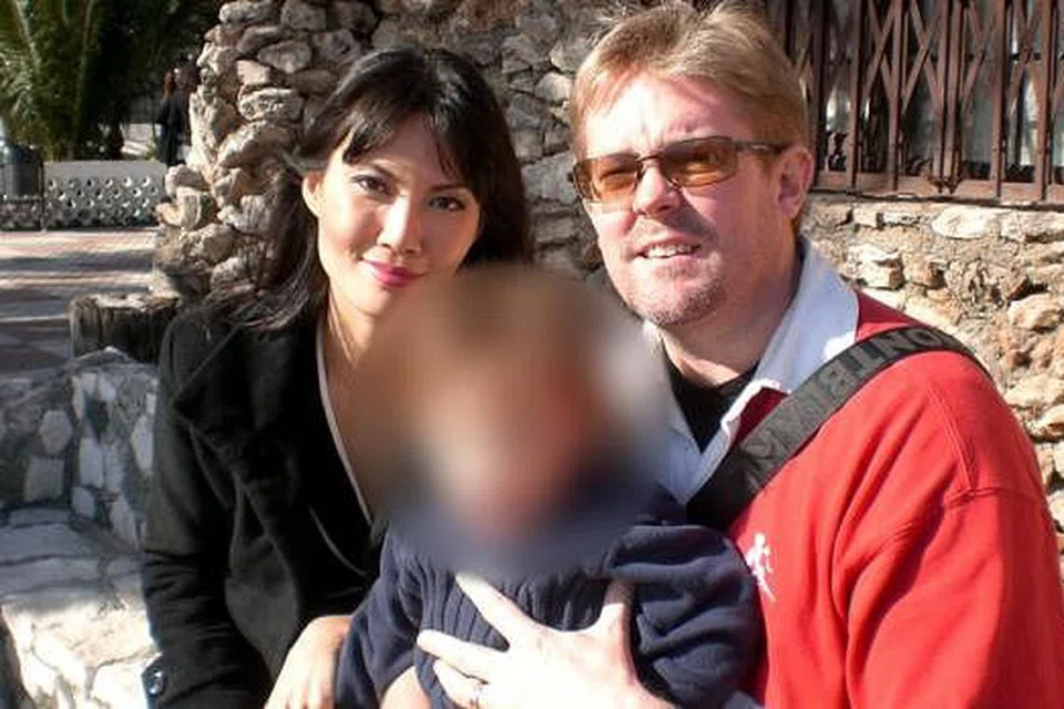 BERPINDAH: Encik Anton Casey yang bekerja di sini sebagai pengurus kekayaan dalam sektor kewangan, terpaksa memohon maaf atas keterlanjuran kata-kata yang ditulis dalam akaun Facebooknya, baru-baru ini, dan kini beliau dikatakan berangkat ke Perth bersama isterinya mantan Miss Singapore, Cik Bernice Wong, serta anaknya setelah menerima ancaman. - Foto TNP