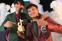 Pasangan kembar, Amin (kanan) dan adiknya, Abid (kiri) dinobatkan pemenang kategori Education Creator Of The Year (Pencipta Kandungan Pendidikan Terbaik) pada Anugerah TikTok Malaysia 2024, baru-baru ini, atas daya ciptaan inovasi yang kreatif dan memukau.