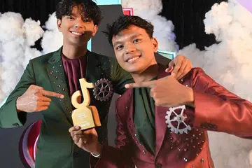 Pasangan kembar, Amin (kanan) dan adiknya, Abid (kiri) dinobatkan pemenang kategori Education Creator Of The Year (Pencipta Kandungan Pendidikan Terbaik) pada Anugerah TikTok Malaysia 2024, baru-baru ini, atas daya ciptaan inovasi yang kreatif dan memukau.