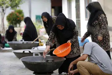 ATURAN BARU: Para penduduk di Banda Aceh perlu mematuhi aturan baru mengasingkan lelaki dan wanita yang tiada hubungan perkahwinan dalam kenderaan dan tempat awam.