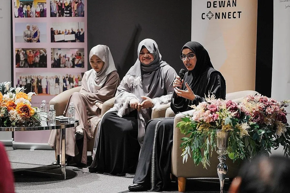 KONGSI PENGALAMAN: (Dari kiri) Ustazah Liyana, Cik Suriani dan Cik Aneesa Mahamud. - Foto BH oleh ONG WEE KIAT