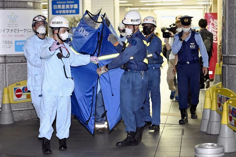 SEGERA MEMBANTU: Pekerja penyelamat dipercayai mengangkat penumpang yang cedera di Stesen Soshigaya-Okura di Tokyo pada Jumaat (6 Ogos). - Foto REUTERS 