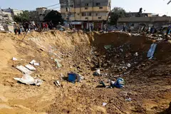 Penduduk Palestin berdiri berhampiran kawah kesan serangan udara Israel yang memusnahkan sebuah gudang ubat di Deir al-Balah, tengah Gaza, pada 1 Ogos. Serangan itu berlaku ketika Lembaga Keamanan (Board of Peace, BoP) berusaha melaksanakan pelan pelucutan senjata Hamas dan pengunduran tentera Israel secara berperingkat, namun operasi ketenteraan yang berterusan menimbulkan kebimbangan terhadap pelaksanaan perjanjian damai yang disokong Amerika Syarikat.