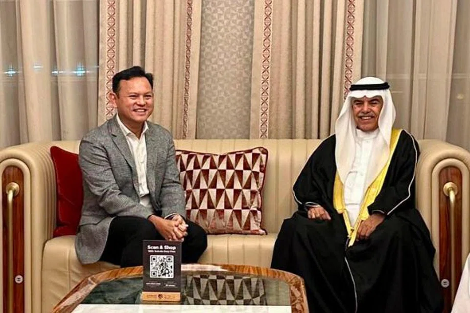 SAMBUT MESRA: Menteri Ehwal Pertahanan Bahrain, Leftenan Jeneral Abdullah Hassan Al Nuaimi (kanan) sambut mesra kedatangan Menteri Negara Kanan (Pertahanan merangkap Tenaga Manusia), Encik Zaqy Mohamad (kiri) di Bahrain.