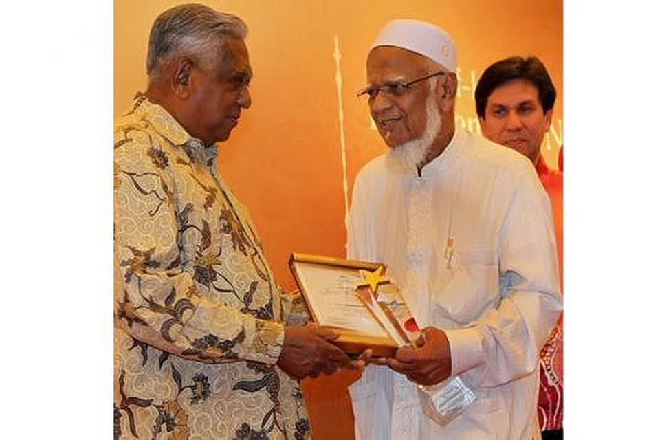 BAKTI DIIKTIRAF: Ustaz Ibrahim mendapat Anugerah Jasa Cemerlang Majlis Ugama Islam Singapura pada 2011 daripada Presiden ketika itu, Encik S R Nathan, atas sumbangannya kepada masyarakat Islam. - Foto fail