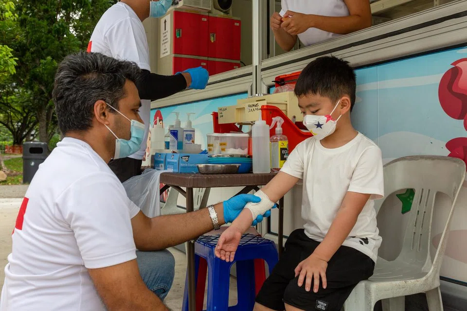 ‘First Aider on Wheels’ (FAoW) membuat rondaan di sepanjang Taman East Coast, Pulau Ubin, Taman Tasik Jurong dan Sentosa pada hujung minggu dan cuti umum, untuk memberikan pertolongan kecemasan kepada mereka yang memerlukan. SRC membantu pengunjung lokasi itu jika cedera selain memberi jaminan dan keselesaan atau menghubungi ambulans kecemasan sekiranya diperlukan.