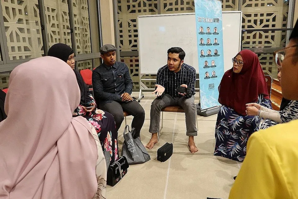 DIALOG BERSAMA: Rancangan 'Just Ask! AYN' meraikan dialog di kalangan anak muda.