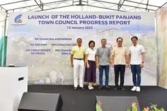 LAPORAN KEMAJUAN: (dari kiri) Anggota Parlimen Holland-Bukit Timah, Encik Christopher de Souza, Cik Sim Ann, Dr. Vivian Balakrishnan, Encik Liang Eng Hwa dan Encik Edward Chia Bing Hui semasa pelancaran Laporan Kemajuan Majlis Perbandaran Holland-Bukit Panjang (HBPTC) bertemakan ‘A Home of Possibilities’. 
