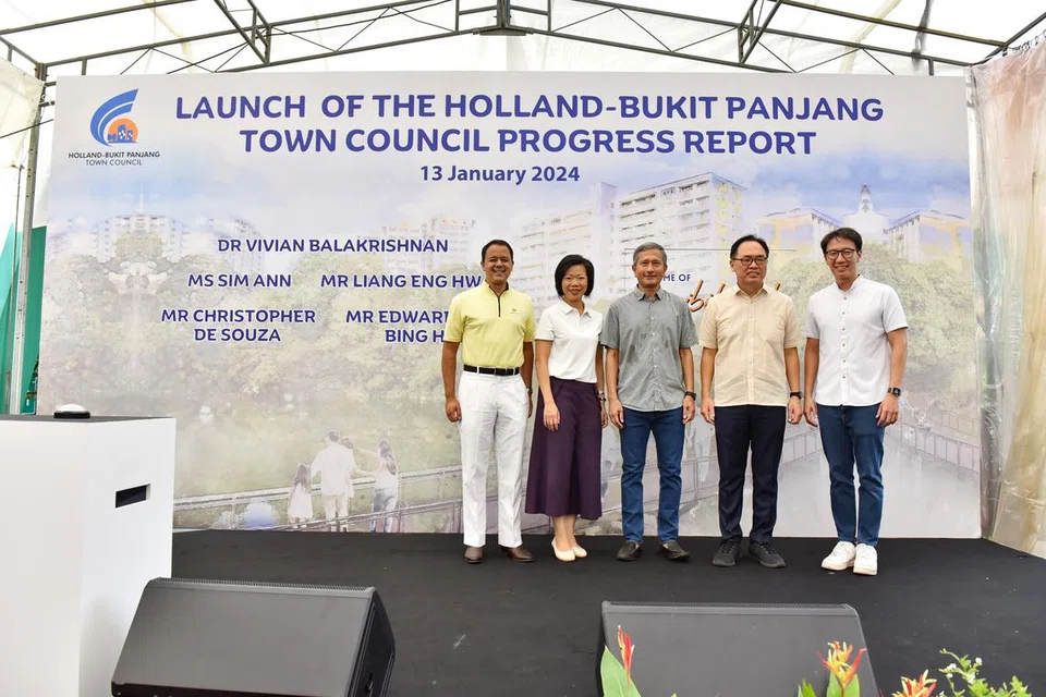 LAPORAN KEMAJUAN: (dari kiri) Anggota Parlimen Holland-Bukit Timah, Encik Christopher de Souza, Cik Sim Ann, Dr. Vivian Balakrishnan, Encik Liang Eng Hwa dan Encik Edward Chia Bing Hui semasa pelancaran Laporan Kemajuan Majlis Perbandaran Holland-Bukit Panjang (HBPTC) bertemakan ‘A Home of Possibilities’. 