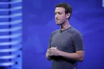 HADAPI KEMARAHAN: Menurut enam pertubuhan teknologi dan hak asasi manusia, tindak balas Facebook, yang diketuai Mark Zuckerberg (atas), terhadap ucapan kebencian dan khabar angin di Myanmar sebagai 'tidak mencukupi'. - Foto REUTERS