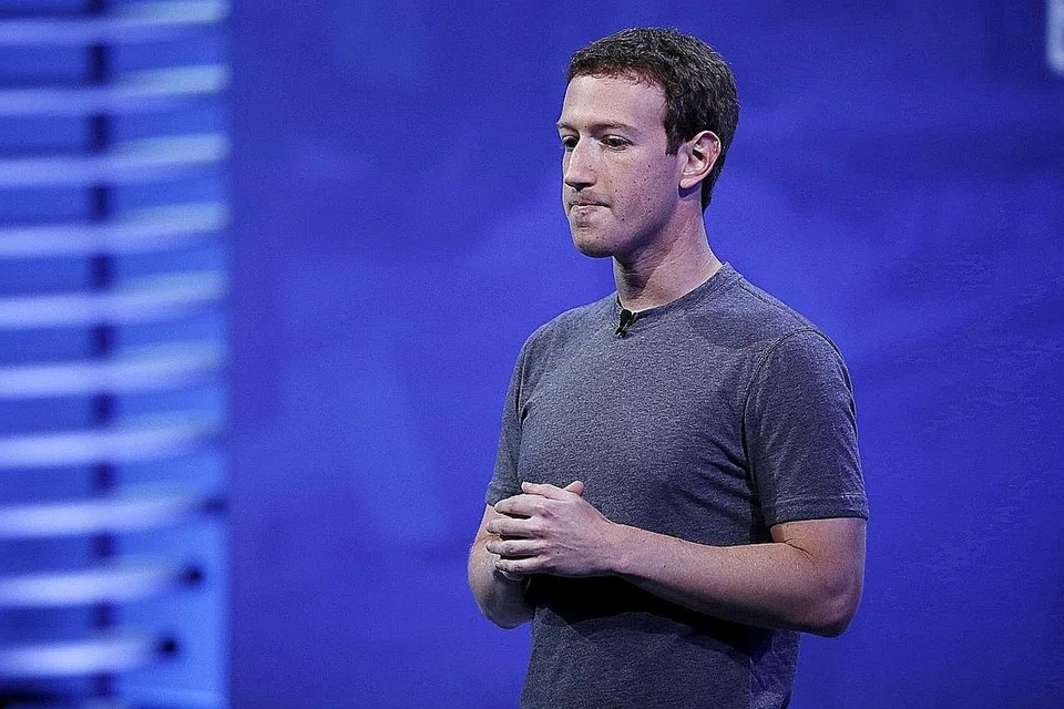 HADAPI KEMARAHAN: Menurut enam pertubuhan teknologi dan hak asasi manusia, tindak balas Facebook, yang diketuai Mark Zuckerberg (atas), terhadap ucapan kebencian dan khabar angin di Myanmar sebagai 'tidak mencukupi'. - Foto REUTERS