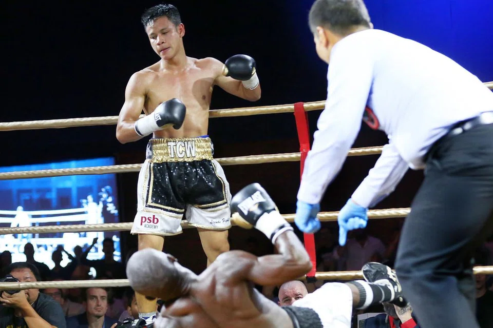 TUNJUK HEBAT: Ridhwan (gambar bawah) menumbangkan pencabarnya, Fadhili Majiha, semasa memenangi kejuaraan kelas 'super feather' Pertubuhan Tinju Universal (UBO) pada Mei lalu. - Foto fail