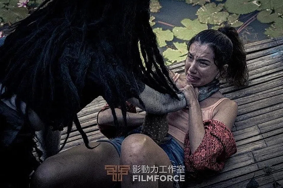 DIHANTUI MISTERI PULAU: Amelia Henderson (kanan) membawa watak sebagai salah seorang belia yang dilanda kejadian misteri setelah secara tidak sengaja membebaskan semangat hantu yang sudah lama terperangkap di pulau. - Foto FILMFORCE 
