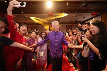 Menteri Kanan, Encik Lee Hsien Loong (tengah), disambut tetamu di Pusat Kebudayaan Cina Singapura (SCCC) pada 31 Januari.