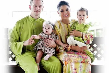 TIDAK DAPAT PERTAHANKAN RUMAH TANGGA: Serina Redzuawan dengan Gavin Edward O'Luanaigh atau nama Islamnya, Salahudin Ghafar, yang dinikahinya tujuh tahun lalu. Mereka dikurniakan dua anak. - Foto fail.