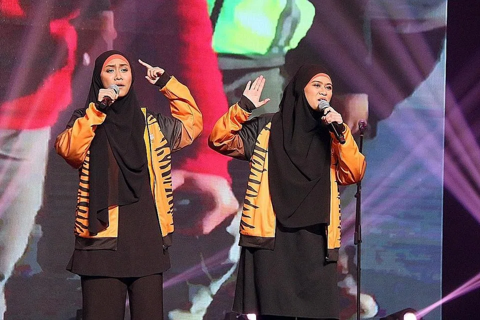 SEIRING SEJALAN KONGSI PESANAN: Dua beradik, Hazwani Helmi (kiri) dan Heliza, menajamkan daya kreatif ketika menyebarkan nasihat dalam lagu, bahkan mampu menyisipkan pesanan bermakna dalam takrifan peribadi mereka apabila diminta menyanyikan lagu popular Hael Husaini 'Jampi'. -